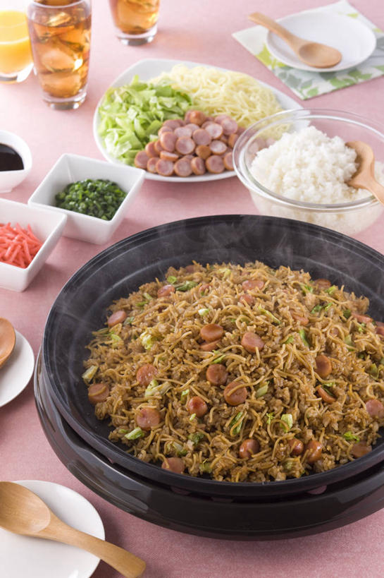 面食,面条,米饭,果汁,无人,竖图,俯视,室内,特写,白天,烹饪,雾,餐桌,桌子,蔬菜,杯子,餐具,厨具,一堆,许多,阴影,堆叠,堆积,沸腾,新鲜,反射,蒸汽,碟子,盘,影子,勺子,陶瓷,冰,炒饭,面,肉,香肠,日本料理,冰块,料理,食品,陶瓷制品,腊肠,水蒸气,饮品,饭,冷冻,菜肴,美食,肉类,玻璃制品,食物,饮料,盘子,容器,水杯,调羹,碟,汤匙,碗,日式料理,日式,寒冷,佳肴,有机食品,绿色食品,冷藏,餐台,储藏,堆,五谷,冰冷,电磁炉,储存,可口,肉食,烹饪用具,蒸发,保鲜,适口,炒面饭,玻璃杯,烹调用具,烹调,彩图,高角度拍摄,电磁灶,火锅炉,贮存