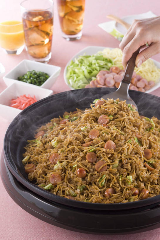 面食,面条,米饭,果汁,东方人,手,一个人,竖图,俯视,室内,特写,白天,烹饪,雾,餐桌,桌子,蔬菜,杯子,餐具,厨具,亚洲,仅一个女性,仅一个人,一堆,许多,握,阴影,堆叠,堆积,沸腾,新鲜,反射,蒸汽,碟子,盘,影子,勺子,陶瓷,冰,炒饭,面,肉,香肠,日本料理,冰块,料理,食品,陶瓷制品,腊肠,水蒸气,饮品,饭,黄种人,冷冻,菜肴,美食,肉类,玻璃制品,食物,饮料,盘子,容器,水杯,调羹,碟,汤匙,碗,日式料理,仅一个中年女性,日式,手部,寒冷,握着,佳肴,有机食品,绿色食品,冷藏,餐台,储藏,堆,单手,五谷,冰冷,电磁炉,储存,可口,肉食,烹饪用具,蒸发,保鲜,适口,炒面饭,女人,女性,中年女性,亚洲人,玻璃杯,烹调用具,烹调,半身,彩图,高角度拍摄,电磁灶,火锅炉,贮存