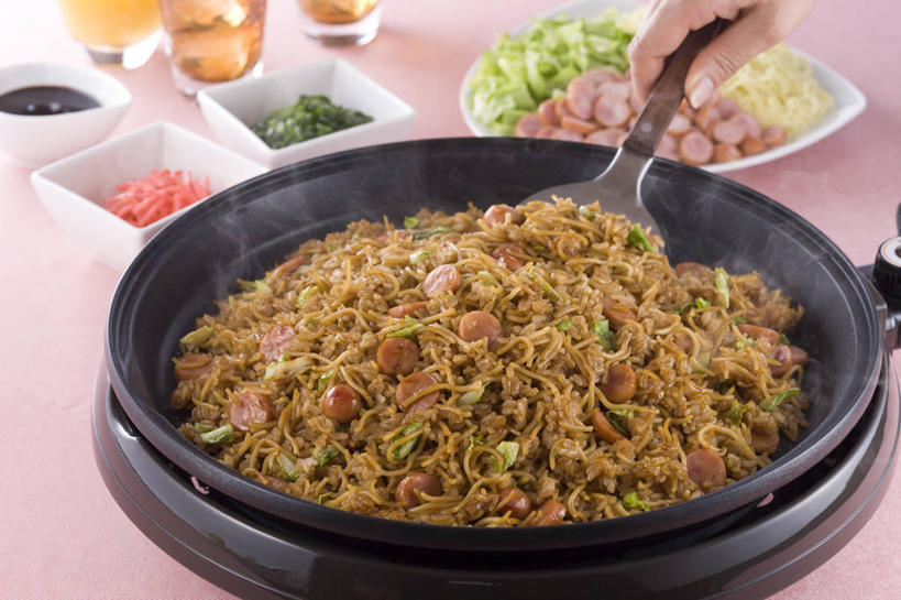 面食,面条,米饭,果汁,东方人,手,一个人,横图,俯视,室内,特写,白天,烹饪,雾,餐桌,桌子,蔬菜,杯子,餐具,厨具,亚洲,仅一个女性,仅一个人,一堆,许多,握,阴影,堆叠,堆积,沸腾,新鲜,反射,蒸汽,碟子,盘,影子,勺子,陶瓷,冰,炒饭,面,肉,香肠,日本料理,冰块,料理,食品,陶瓷制品,腊肠,水蒸气,饮品,饭,黄种人,冷冻,菜肴,美食,肉类,玻璃制品,食物,饮料,盘子,容器,水杯,调羹,碟,汤匙,碗,日式料理,仅一个中年女性,日式,手部,寒冷,握着,佳肴,有机食品,绿色食品,冷藏,餐台,储藏,堆,单手,五谷,冰冷,电磁炉,储存,可口,肉食,烹饪用具,蒸发,保鲜,适口,炒面饭,女人,女性,中年女性,亚洲人,玻璃杯,烹调用具,烹调,半身,彩图,高角度拍摄,电磁灶,火锅炉,贮存