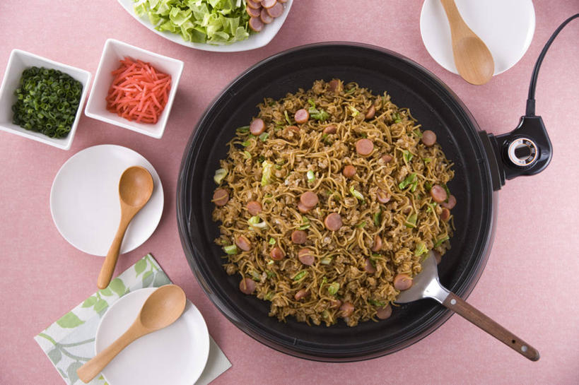 面食,面条,米饭,无人,横图,俯视,室内,特写,白天,烹饪,雾,餐桌,桌子,蔬菜,餐具,厨具,一堆,许多,阴影,堆叠,堆积,沸腾,新鲜,反射,蒸汽,铲子,碟子,盘,影子,勺子,陶瓷,炒饭,面,肉,香肠,日本料理,料理,食品,陶瓷制品,腊肠,水蒸气,饭,菜肴,美食,肉类,食物,盘子,容器,调羹,碟,汤匙,碗,日式料理,日式,佳肴,有机食品,绿色食品,餐台,储藏,堆,五谷,电磁炉,储存,可口,肉食,烹饪用具,蒸发,适口,炒面饭,烹调用具,烹调,彩图,高角度拍摄,电磁灶,火锅炉,贮存