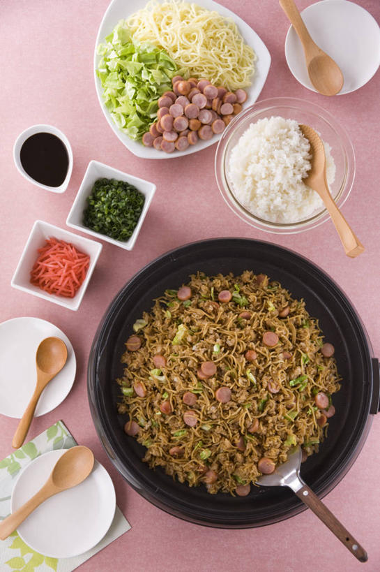 面食,面条,米饭,无人,竖图,俯视,室内,特写,白天,烹饪,雾,餐桌,桌子,蔬菜,餐具,厨具,一堆,许多,阴影,堆叠,堆积,沸腾,新鲜,反射,蒸汽,铲子,碟子,盘,影子,勺子,陶瓷,炒饭,面,肉,香肠,日本料理,料理,食品,陶瓷制品,腊肠,水蒸气,饭,菜肴,美食,肉类,食物,盘子,容器,调羹,碟,汤匙,碗,日式料理,日式,佳肴,有机食品,绿色食品,餐台,储藏,堆,五谷,电磁炉,储存,可口,肉食,烹饪用具,蒸发,适口,炒面饭,烹调用具,烹调,彩图,高角度拍摄,电磁灶,火锅炉,贮存