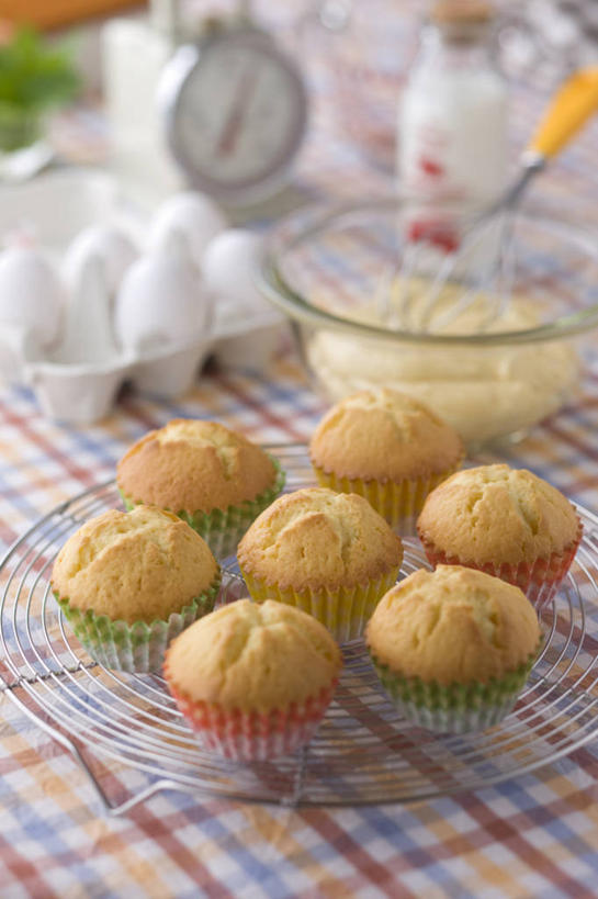 点心,咖啡,无人,竖图,俯视,室内,特写,白天,烹饪,下午茶,幸福,仪器,植物,餐桌,桌子,杯子,厨具,玻璃,金属制品,五个,一排,许多,阴影,环保,朦胧,模糊,整齐,反射,金属,木制,铲子,瓷器,蛋格,盆栽,影子,蛋,蛋黄,鸡蛋,薄荷,食品,银丹草,案板,咖啡杯,盆景,陶瓷制品,两杯,娱乐,玻璃制品,砧板,食物,糕点,饮料,排列,两个,绿色,自然,木制品,容器,打蛋器,搅拌器,碗,享受,休闲,温馨,放松,乐趣,生长,能源,成长,餐台,储藏,纸托,回收,资源,衡量,提神,舒适,储存,队列,瓷杯,醒脑,计量,利用,低碳,烹饪用具,循环,草鸡蛋,蛋托,软饮料,衡器,案秤,蛋盒,卵,持续,斑叶凤梨薄荷,夜息香,纸杯蛋糕,纸托蛋糕,蛋糕托,蛋糕托纸,蛋糕纸托,手动打蛋器,秤,烹调用具,烹调,彩图,高角度拍摄,贮存,蛋糕