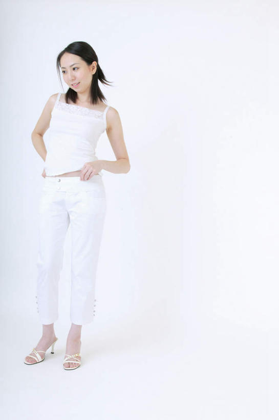 个年轻女性,仅一个女性,仅一个人,抚摸,服装,注视,休闲装,黄种人,侧身