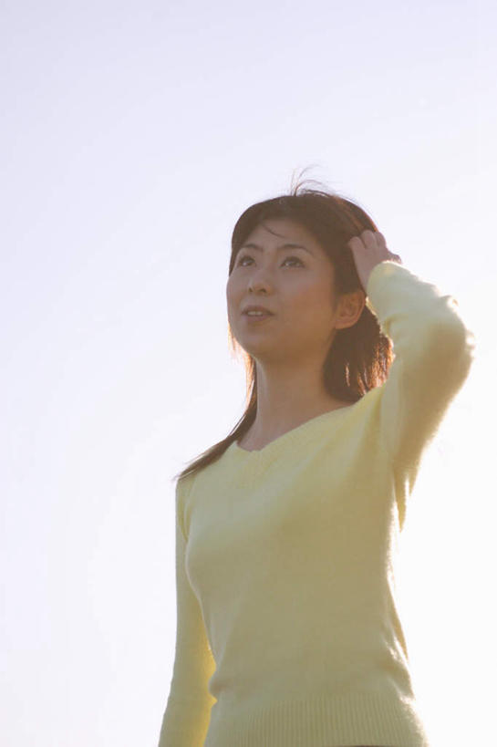 东方人,一个人,举,笑,微笑,露齿笑,竖图,室外,白天,仰视,亚洲,仅一个年轻女性,仅一个女性,仅一个人,阴影,服装,光线,影子,注视,休闲装,黄种人,衣服,黄色,蓝色,蓝天,天空,阳光,天,观察,看,托,休闲,休闲服,服饰,晴朗,观看,察看,关注,万里无云,年轻女性,女人,女性,亚洲人,晴空,晴空万里,举起,举手,举着,向上举,向上伸,向上托,半身,彩图,低角度拍摄