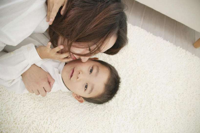 东方人,儿童,两个人,家庭,母亲,儿子,客厅,躺,横图,俯视,室内,白天,纯洁,地毯,亚洲,服装,注视,休闲装,黄种人,小孩,衣服,观察,看,趴着,休闲,温暖,温馨,母子,一家人,休闲服,可爱,母爱,童年,童趣,服饰,观看,和睦,察看,起居室,关注,童真,烂漫,无邪,天真,男孩,年轻女性,女人,女性,亚洲人,孩子,年轻人,趴,躺着,半身,彩图,高角度拍摄,融洽,男生