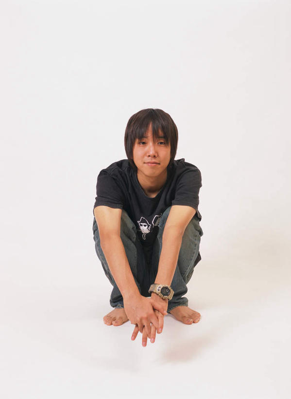 东方人,一个人,蹲,笑,双手交叉,微笑,竖图,室内,白天,白色背景,正面,亚洲,仅一个男性,仅一个人,服装,注视,休闲装,黄种人,仅一个年轻男性,衣服,观察,看,休闲,休闲服,摄影,服饰,影棚,观看,察看,关注,男人,男性,年轻男性,亚洲人,蹲着,十字手,彩图,全身,影棚拍摄,拍摄