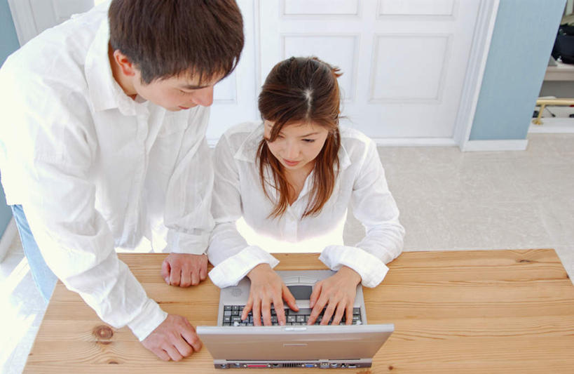 东方人,两个人,夫妻,办公室,坐,说,横图,俯视,室内,白天,衬衫,爱情,幸福,电脑,笔记本电脑,地板,家具,门,桌子,亚洲,敲打,服装,办公桌,地面,浪漫,注视,休闲装,黄种人,输入,居家,木地板,衣服,门框,打字,观察,看,休闲,温暖,温馨,休闲服,恩爱,帮助,恋人,服饰,观看,点击,敲击,和睦,察看,关注,美好,看着,便携式电脑,交流,按键,手提电脑,男人,男性,年轻男性,年轻女性,女人,女性,亚洲人,夫妇,情侣,沟通,讲话,交谈,说话,谈话,坐着,半身,彩图,高角度拍摄,衬衣,伴侣,融洽