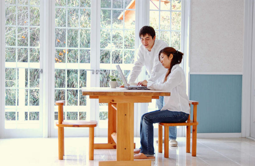 东方人,两个人,夫妻,办公室,站,坐,说,横图,室内,白天,侧面,衬衫,爱情,幸福,电脑,笔记本电脑,地板,家具,门,桌子,椅子,亚洲,敲打,服装,办公桌,木椅,地面,浪漫,注视,休闲装,黄种人,输入,居家,木地板,衣服,门框,打字,观察,看,站着,休闲,温暖,温馨,休闲服,恩爱,帮助,恋人,服饰,观看,点击,敲击,和睦,察看,关注,美好,看着,便携式电脑,交流,按键,手提电脑,男人,男性,年轻男性,年轻女性,女人,女性,亚洲人,夫妇,情侣,沟通,讲话,交谈,说话,谈话,坐着,彩图,全身,衬衣,伴侣,融洽