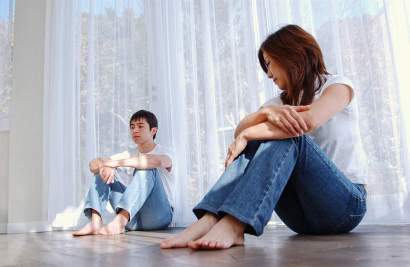 东方人,两个人,夫妻,坐,横图,室内,白天,仰视,T恤衫,爱情,窗帘,地板,亚洲,服装,装饰,地面,浪漫,T恤,注视,牛仔裤,休闲装,黄种人,木地板,衣服,帘子,观察,看,休闲,休闲服,遮阳,恩爱,恋人,服饰,观看,华丽,修饰,点缀,察看,关注,衬托,美观,雅致,雅观,男人,男性,年轻男性,年轻女性,女人,女性,亚洲人,夫妇,情侣,坐着,彩图,低角度拍摄,全身,伴侣