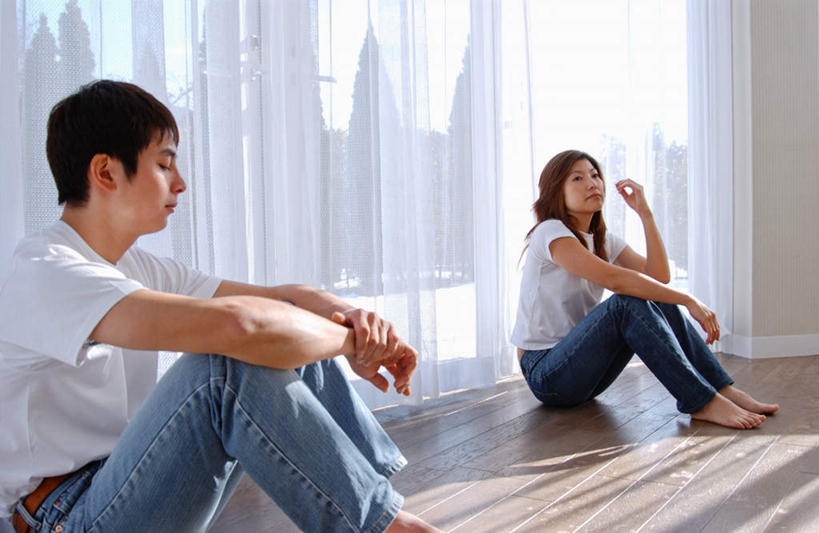 东方人,两个人,夫妻,坐,横图,室内,白天,侧面,T恤衫,爱情,窗帘,地板,亚洲,服装,装饰,地面,浪漫,T恤,注视,牛仔裤,休闲装,黄种人,木地板,衣服,帘子,观察,看,休闲,休闲服,遮阳,恩爱,恋人,服饰,观看,华丽,修饰,点缀,察看,关注,衬托,美观,雅致,雅观,男人,男性,年轻男性,年轻女性,女人,女性,亚洲人,夫妇,情侣,坐着,半身,彩图,伴侣