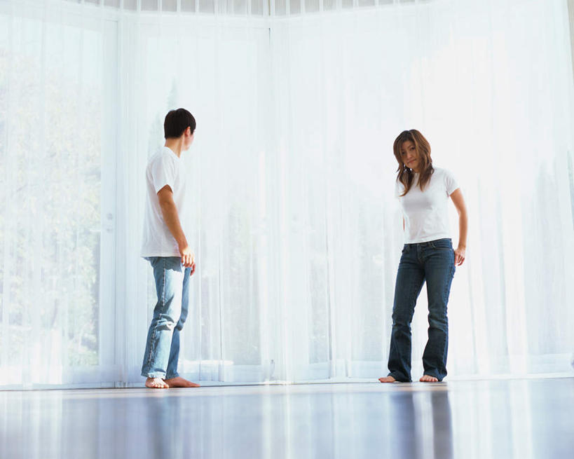 东方人,两个人,夫妻,站,横图,室内,白天,侧面,T恤衫,爱情,窗帘,地板,亚洲,服装,装饰,地面,浪漫,T恤,注视,牛仔裤,休闲装,黄种人,木地板,衣服,帘子,观察,看,站着,休闲,休闲服,遮阳,恩爱,恋人,服饰,观看,华丽,修饰,点缀,察看,关注,衬托,美观,雅致,雅观,男人,男性,年轻男性,年轻女性,女人,女性,亚洲人,夫妇,情侣,站立,彩图,全身,伴侣