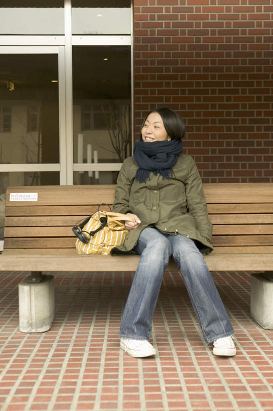 东方人,一个人,坐,竖图,室外,白天,正面,椅子,亚洲,仅一个年轻女性,仅一个女性,仅一个人,服装,包,书包,木椅,注视,休闲装,黄种人,衣服,背包,观察,看,休闲,休闲服,服饰,观看,察看,关注,年轻女性,女人,女性,亚洲人,坐着,彩图,全身,双肩包