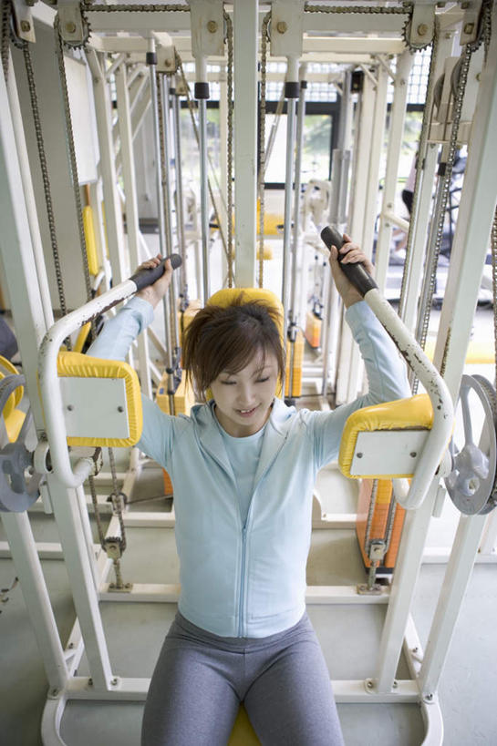 东方人,一个人,健身房,坐,竖图,俯视,室内,白天,锻炼,运动,举重,亚洲,仅一个年轻女性,仅一个女性,仅一个人,服装,注视,休闲装,黄种人,衣服,观察,看,休闲,休闲服,服饰,观看,察看,关注,体育,年轻女性,女人,女性,亚洲人,坐着,半身,彩图,高角度拍摄,健身,健身馆