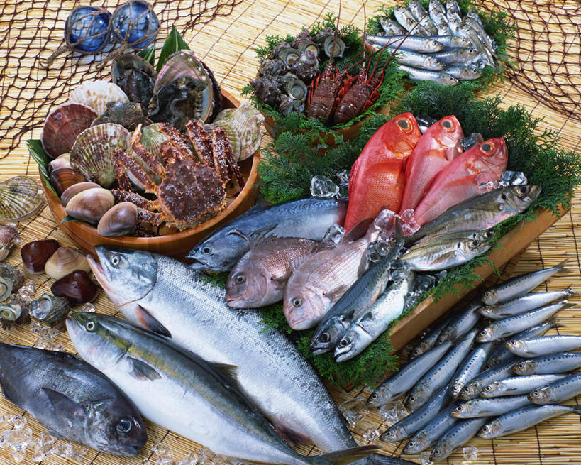 海鲜,三文鱼,无人,横图,俯视,室内,特写,白天,餐桌,桌子,鲑鱼,叶子,阴影,装饰,光线,鱼,木桶,桶,影子,绿叶,帝王蟹,扇贝,水产,鱼类,海洋生物,容器,嫩叶,沙丁鱼,餐台,储藏,华丽,修饰,大马哈鱼,鲱鱼,点缀,储存,水生动物,海产品,水生物,海底动物,撒蒙鱼,萨门鱼,冰海之皇,鲑,沙甸鱼,沙鲻,沙脑鰛,大肚鰛,真鰛,萨丁鱼,鳁,鲱科,衬托,美观,雅致,雅观,皇帝蟹,马哈鱼,麻哈鱼,大麻哈鱼,叶,叶片,彩图,高角度拍摄,贮存