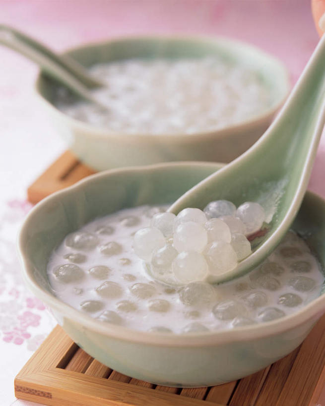 点心,果汁,无人,竖图,俯视,室内,特写,白天,椰子,勺子,陶瓷,食品,甜点,甜品,陶瓷制品,饮品,食物,饮料,容器,调羹,汤匙,碗,甜食,摄影,影棚,储藏,储存,可口,西米露,大椰,胥余,椰瓢,越王头,适口,椰汁西米露,彩图,高角度拍摄,影棚拍摄,拍摄,贮存