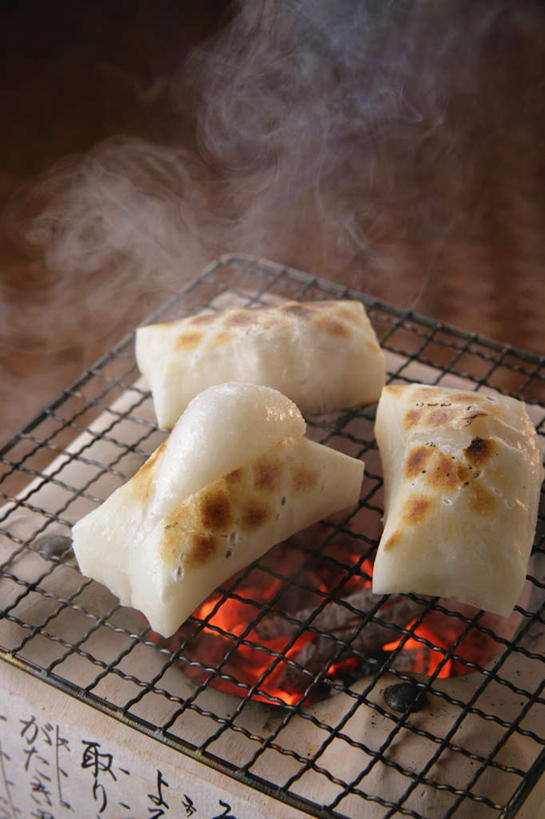 无人,竖图,俯视,室内,特写,白天,烹饪,煤炭,雾,火,沸腾,金属,蒸汽,标志,文字,字符,字母,日本料理,料理,食品,年糕,水蒸气,燃烧,烧烤架,标识,菜肴,美食,食物,三个,日式料理,日式,摄影,佳肴,影棚,烤焦,彩图,高角度拍摄,影棚拍摄,拍摄