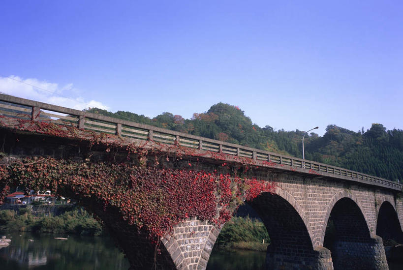 无人,横图,室外,白天,仰视,旅游,度假,湖,湖泊,美景,名胜古迹,水,植物,标志建筑,大桥,地标,建筑,立交桥,桥梁,大分县,日本,亚洲,遗迹,湖面,景观,水流,水面,云,云朵,高架,斜拉桥,桥,爬山虎,云彩,古迹,文物,娱乐,建设,古建筑,树,树木,红色,蓝色,绿色,白云,蓝天,天空,自然,湖水,天,享受,休闲,旅游胜地,景色,放松,生长,晴朗,成长,自然风光,爬墙虎,古文明,东亚,日本国,九州本岛,九州,九州岛,九州地方,中津市,耶马溪,大分,晴空,彩图,低角度拍摄