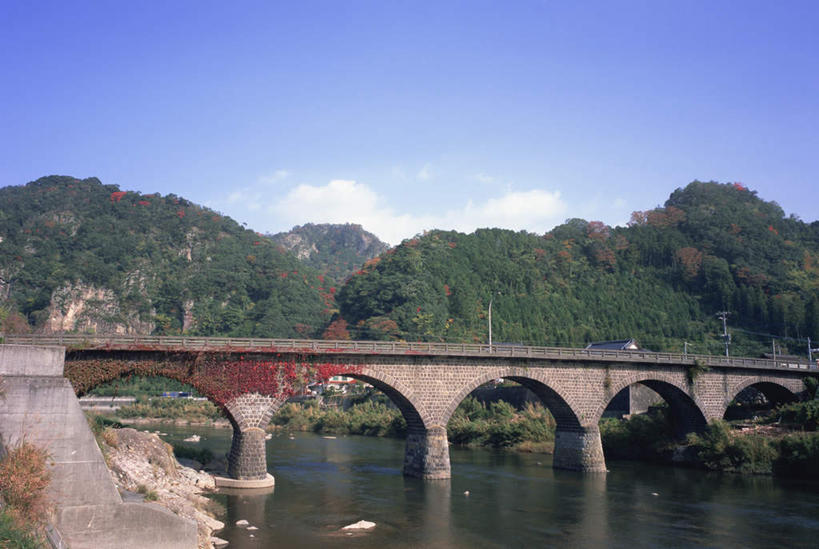 无人,横图,室外,白天,正面,旅游,度假,湖,湖泊,石头,美景,名胜古迹,山,山脉,水,植物,标志建筑,大桥,地标,建筑,立交桥,桥梁,大分县,日本,亚洲,遗迹,石子,湖面,景观,山峰,水流,水面,云,云朵,高架,斜拉桥,桥,爬山虎,山峦,云彩,古迹,文物,娱乐,建设,古建筑,树,树木,红色,蓝色,绿色,白云,蓝天,天空,自然,湖水,群山,天,享受,休闲,旅游胜地,景色,放松,生长,晴朗,成长,自然风光,爬墙虎,古文明,东亚,日本国,九州本岛,九州,九州岛,九州地方,中津市,耶马溪,大分,石块,岩石,晴空,彩图