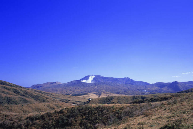 无人,横图,室外,白天,正面,旅游,度假,美景,山,山脉,植物,雾,日本,亚洲,沸腾,枯萎,蒸汽,景观,山峰,枯草,山峦,水蒸气,娱乐,草,树,树木,黄色,蓝色,绿色,蓝天,天空,自然,群山,天,享受,休闲,景色,放松,生长,晴朗,成长,自然风光,东亚,万里无云,日本国,九州本岛,九州,九州岛,九州地方,熊本,熊本县,晴空,晴空万里,彩图