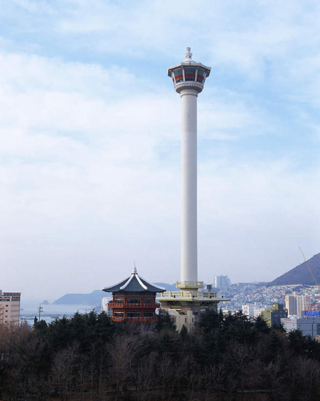 无人,高楼大厦,竖图,室外,白天,正面,度假,美景,植物,城市风光,标志建筑,城市,大厦,地标,建筑,摩天大楼,釜山,韩国,亚洲,景观,云,云朵,云彩,娱乐,建设,树,树木,蓝色,绿色,白云,蓝天,天空,自然,天,享受,休闲,景色,放松,生长,晴朗,成长,东亚,大韩民国,釜山市,釜山广域市,广域市,晴空,彩图,大楼,高层建筑,高楼,摩天楼