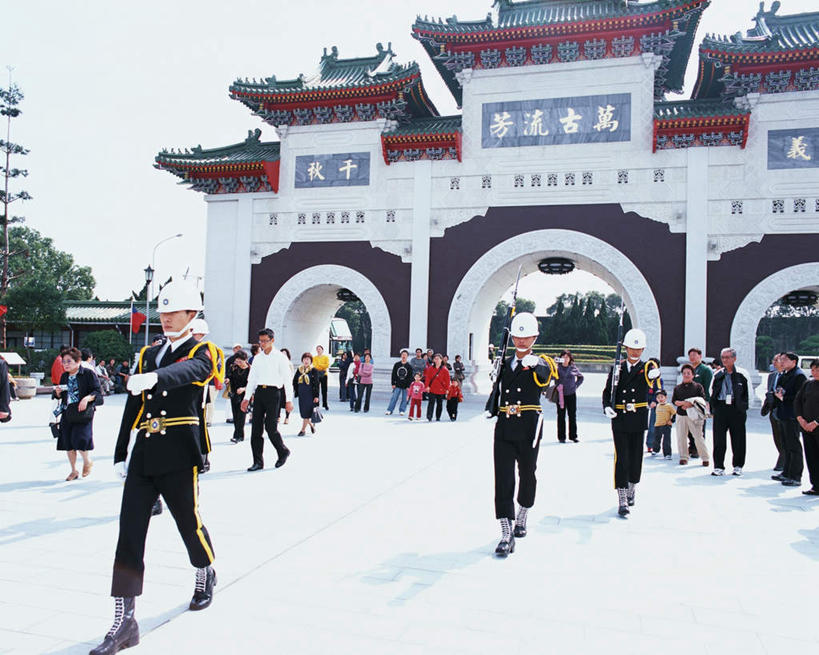 东方人,走,横图,室外,白天,正面,制服,旅游,度假,植物,标志建筑,地标,建筑,台湾,中国,亚洲,士兵,握,盆栽,许多人,拿,拿着,注视,黄种人,娱乐,建设,树,树木,衣服,蓝色,绿色,蓝天,天空,自然,天,观察,看,一群人,享受,休闲,旅游胜地,放松,握着,生长,晴朗,成长,观看,军人,察看,军装,关注,军服,东亚,台北,忠烈祠,万里无云,港澳台,中华人民共和国,省会,台北市,台湾省,兵士,台湾忠烈祠,男人,男性,中年男性,亚洲人,晴空,晴空万里,步行,散步,走路,彩图,全身,台