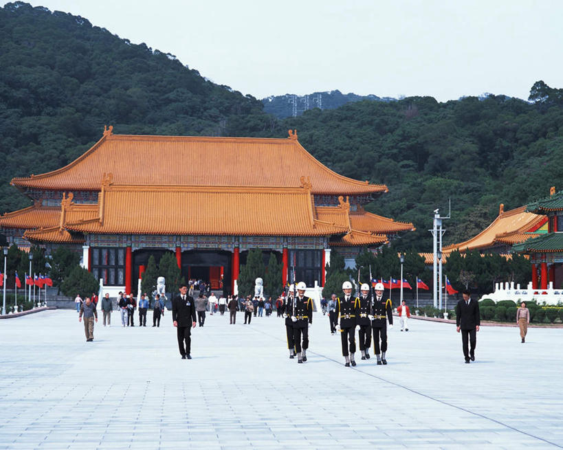 东方人,走,横图,室外,白天,正面,制服,旅游,度假,植物,标志建筑,地标,建筑,台湾,中国,亚洲,士兵,握,盆栽,许多人,拿,拿着,注视,黄种人,娱乐,建设,树,树木,衣服,蓝色,绿色,蓝天,天空,自然,天,观察,看,一群人,享受,休闲,旅游胜地,放松,握着,生长,晴朗,成长,观看,军人,察看,军装,关注,军服,东亚,台北,忠烈祠,万里无云,港澳台,中华人民共和国,省会,台北市,台湾省,兵士,台湾忠烈祠,男人,男性,中年男性,亚洲人,晴空,晴空万里,步行,散步,走路,彩图,全身,台