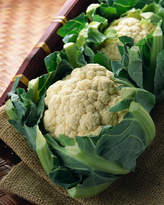 无人,交叉,竖图,俯视,室内,特写,白天,竹子,蔬菜,叶子,竹制,新鲜,编织,包裹,篮子,花菜,花椰菜,西兰花,食品,绿叶,食物,两个,一个,竹篮,有机食品,绿色食品,单个,竹条,交织,垫布,竹制品,穿插,叶,叶片,彩图,高角度拍摄