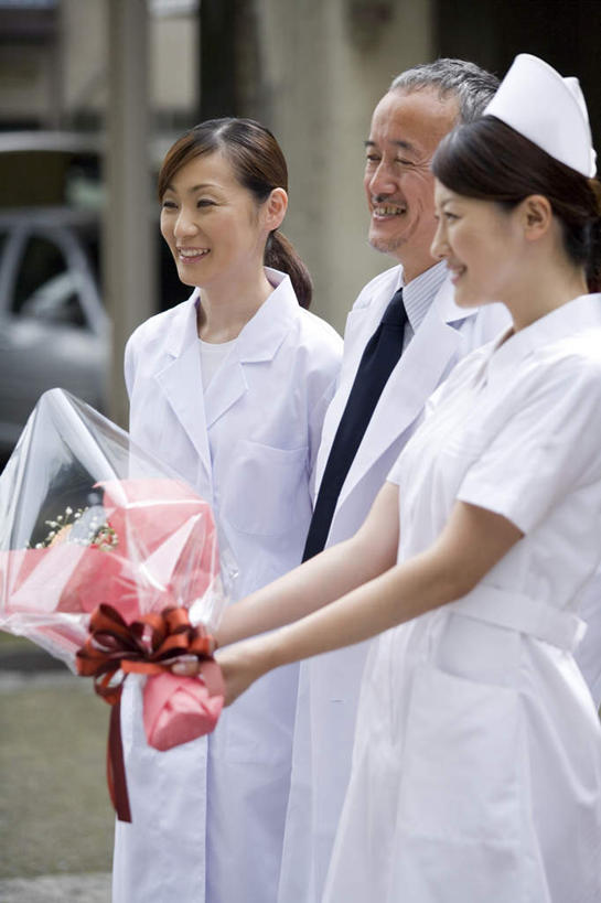 东方人,三个人,伙伴,朋友,医生,护士,医院,站,捧,说,竖图,室外,白天,正面,工作服,衬衫,裙子,制服,友谊,合作,团队,亚洲,盛开,花篮,领带,花蕾,注视,黄种人,长裙,花,花瓣,花朵,鲜花,花束,花苞,花蕊,观察,看,站着,医护人员,医疗人员,健康,战略,保健,观看,察看,医疗,卫生,白衣天使,关注,医疗机构,联合,合谋,工作制服,交流,配合,协作,老年男性,男人,男性,年轻女性,女人,女性,亚洲人,大夫,端,端着,沟通,讲话,交谈,捧着,手捧,说话,谈话,站立,半身,彩图,衬衣,工作套服,病院,诊所