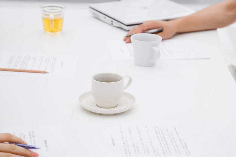 咖啡,东方人,手,两个人,办公室,说,横图,俯视,室内,白天,幸福,电脑,笔记本电脑,家具,桌子,杯子,亚洲,服装,网络,材料,瓷器,档案,文件,办公桌,咖啡杯,陶瓷制品,休闲装,黄种人,娱乐,通讯设备,茶水,标识,吊牌,饮料,衣服,胸牌,资料,享受,休闲,温馨,手部,休闲服,放松,乐趣,服饰,徽章,提神,无线,舒适,文档,瓷杯,醒脑,通信设备,身份,无线网络,无线上网,便携式电脑,胸章,胸卡,办公家具,软饮料,编号牌,雕刻牌,工号牌,胸号牌,胸徽,员工牌,交流,手提电脑,男人,男性,年轻男性,年轻女性,女人,女性,亚洲人,茶杯,沟通,讲话,交谈,说话,谈话,半身,彩图,高角度拍摄