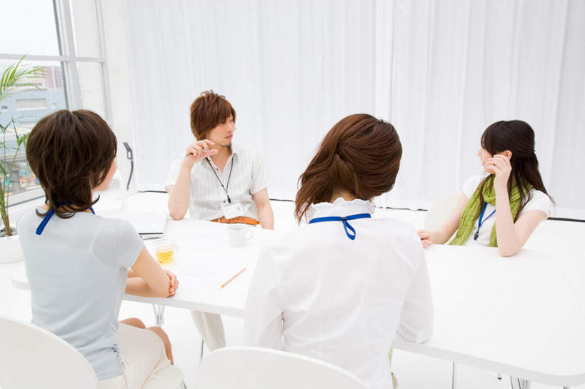 咖啡,东方人,四个人,同事,商务人士,办公室,坐,说,横图,室内,白天,正面,幸福,成功,合作,团队,信心,家具,桌子,杯子,亚洲,套装,服装,装饰,瓷器,办公桌,咖啡杯,陶瓷制品,注视,休闲装,黄种人,娱乐,茶水,标识,吊牌,队伍,饮料,衣服,围巾,胸牌,观察,看,享受,休闲,温暖,温馨,休闲服,放松,乐趣,服饰,围脖,观看,保暖,华丽,点缀,察看,徽章,提神,领导,舒适,御寒,成就,关注,瓷杯,醒脑,商务装,身份,合伙,领袖,工薪阶层,胸章,胸卡,办公家具,衬托,美观,雅致,雅观,软饮料,编号牌,雕刻牌,工号牌,胸号牌,胸徽,员工牌,交流,男人,男性,年轻男性,年轻女性,女人,女性,亚洲人,白领,上班族,茶杯,沟通,讲话,交谈,说话,谈话,坐着,半身,彩图