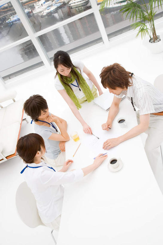 咖啡,东方人,四个人,同事,商务人士,办公室,坐,说,竖图,室内,白天,正面,幸福,成功,合作,团队,信心,窗户,家具,落地窗,桌子,杯子,亚洲,套装,服装,装饰,瓷器,办公桌,咖啡杯,陶瓷制品,注视,休闲装,黄种人,娱乐,茶水,标识,吊牌,队伍,玻璃窗,饮料,衣服,围巾,胸牌,观察,看,享受,休闲,温暖,温馨,休闲服,放松,乐趣,服饰,围脖,观看,保暖,华丽,点缀,察看,徽章,提神,领导,舒适,御寒,成就,关注,瓷杯,醒脑,商务装,身份,合伙,领袖,工薪阶层,胸章,胸卡,办公家具,衬托,美观,雅致,雅观,软饮料,编号牌,雕刻牌,工号牌,胸号牌,胸徽,员工牌,交流,男人,男性,年轻男性,年轻女性,女人,女性,亚洲人,白领,上班族,茶杯,沟通,讲话,交谈,说话,谈话,坐着,半身,彩图