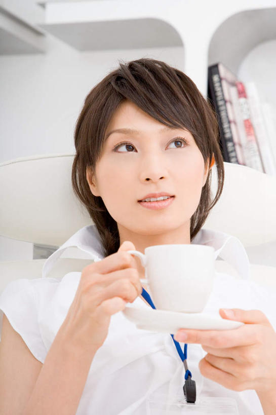 咖啡,东方人,头发,一个人,商务人士,商务女性,捧,微笑,竖图,室内,白天,正面,幸福,杯子,餐具,亚洲,仅一个年轻女性,仅一个女性,仅一个人,套装,服装,材料,瓷器,档案,碟子,盘,文件,棕色,咖啡杯,陶瓷制品,休闲装,黄种人,娱乐,标识,吊牌,饮料,衣服,盘子,胸牌,资料,碟,享受,休闲,温馨,休闲服,放松,乐趣,服饰,徽章,提神,舒适,文档,瓷杯,醒脑,商务装,身份,工薪阶层,胸章,胸卡,软饮料,编号牌,雕刻牌,工号牌,胸号牌,胸徽,员工牌,年轻女性,女人,女性,亚洲人,白领,上班族,端,端着,捧着,手捧,半身,彩图