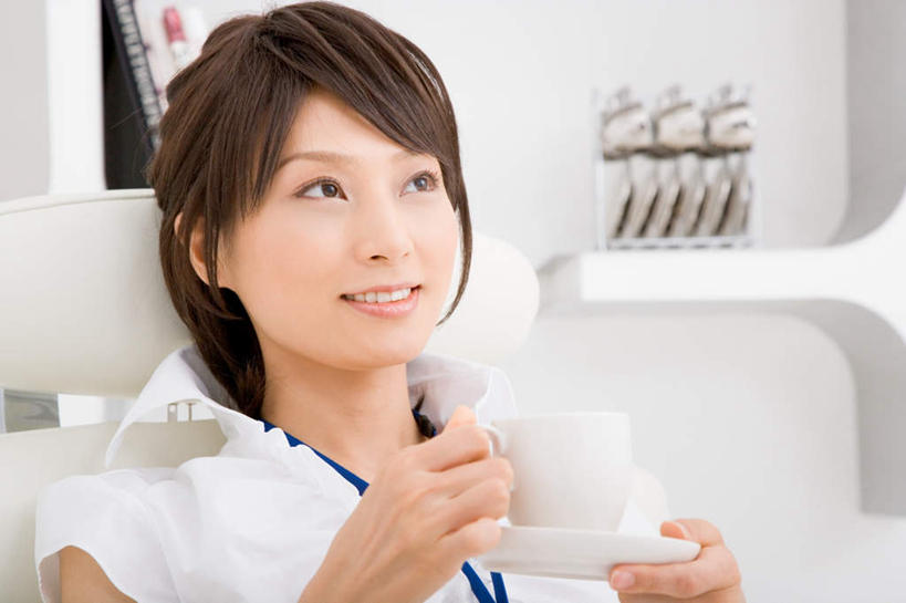 咖啡,东方人,头发,一个人,商务人士,商务女性,捧,微笑,横图,室内,白天,正面,幸福,杯子,餐具,亚洲,仅一个年轻女性,仅一个女性,仅一个人,套装,服装,材料,瓷器,档案,碟子,盘,文件,棕色,咖啡杯,陶瓷制品,休闲装,黄种人,娱乐,标识,吊牌,饮料,衣服,盘子,胸牌,资料,碟,享受,休闲,温馨,休闲服,放松,乐趣,服饰,徽章,提神,舒适,文档,瓷杯,醒脑,商务装,身份,工薪阶层,胸章,胸卡,软饮料,编号牌,雕刻牌,工号牌,胸号牌,胸徽,员工牌,年轻女性,女人,女性,亚洲人,白领,上班族,端,端着,捧着,手捧,半身,彩图