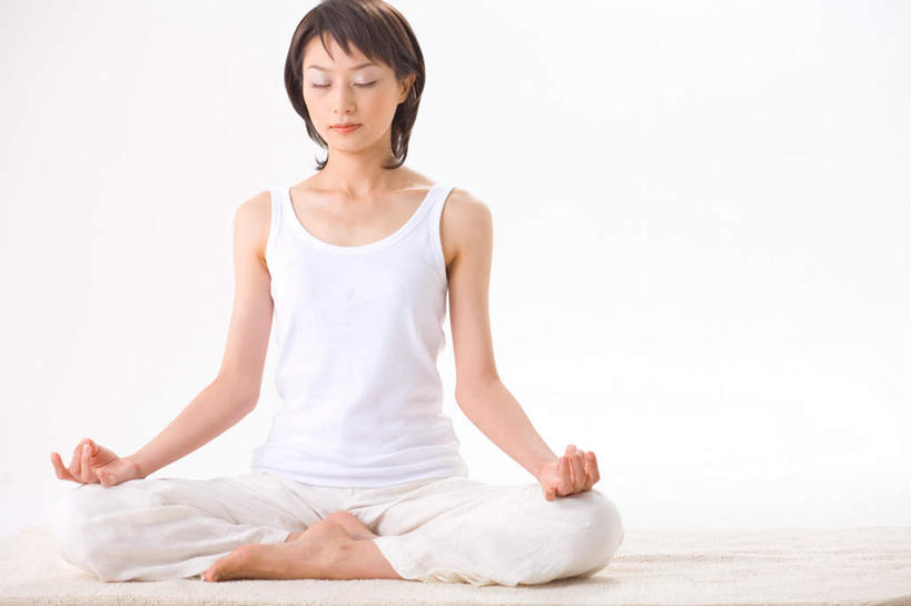 东方人,一个人,坐,闭眼,盘腿,横图,室内,白天,白色背景,正面,锻炼,瑜伽,运动,亚洲,仅一个年轻女性,仅一个女性,仅一个人,服装,背心,墙,休闲装,黄种人,墙壁,墙面,衣服,白色,休闲,休闲服,养生,摄影,服饰,影棚,打坐,体育,年轻女性,女人,女性,亚洲人,闭眼睛,闭着眼,闭着眼睛,盘腿而坐,盘膝,盘着腿的,盘着腿坐,双腿交叉,坐着,彩图,全身,影棚拍摄,健身,拍摄