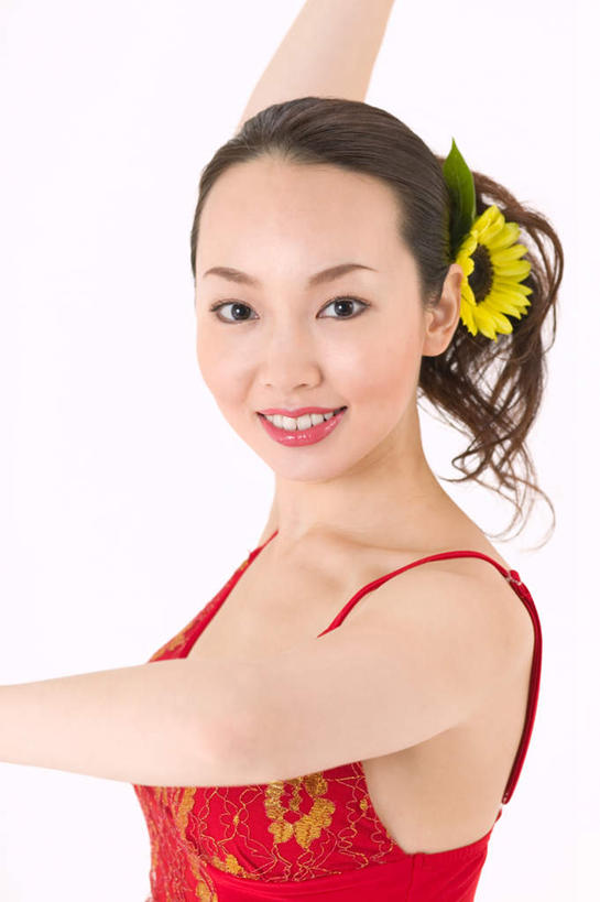 东方人,一个人,站,笑,微笑,露齿笑,竖图,室内,白天,白色背景,正面,民族服装,裙子,跳舞,热情,亚洲,仅一个年轻女性,仅一个女性,仅一个人,服装,装饰,盛开,花蕾,注视,黄种人,花,花瓣,花朵,鲜花,一朵,衣服,黄色,红色,花苞,花蕊,观察,看,站着,激情,短裙,摄影,服饰,影棚,观看,华丽,修饰,点缀,察看,衣着,穿着,关注,舞姿,衬托,美观,雅致,雅观,衣饰,豪情,狂热,萨尔萨,萨尔萨舞,年轻女性,女人,女性,亚洲人,站立,半身,彩图,影棚拍摄,传统服装,民俗服,拍摄,舞蹈