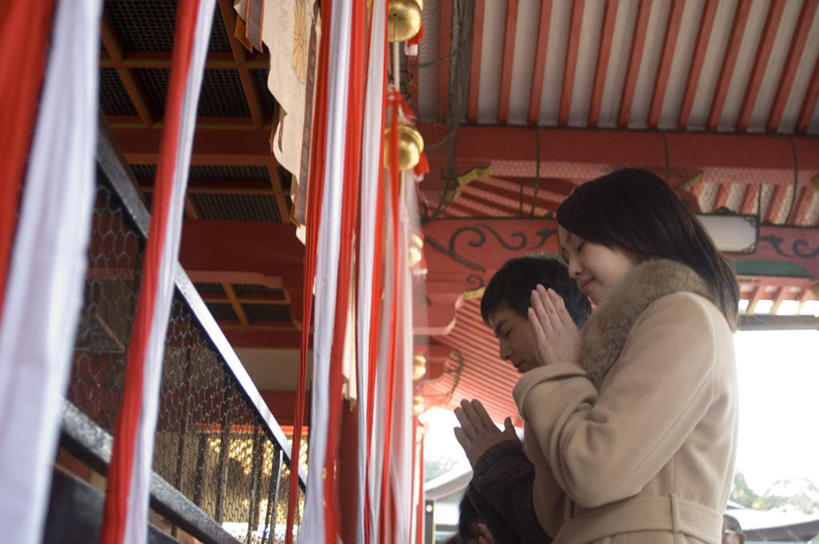 东方人,两个人,夫妻,寺庙,笑,微笑,露齿笑,横图,室外,白天,侧面,爱情,旅游,度假,名胜古迹,太阳,亚洲,阴影,服装,节日,日本文化,遗迹,光线,影子,屋顶,冬天,浪漫,燃烧,祝福,风衣,顶棚,休闲装,黄种人,古迹,文化,文物,娱乐,古建筑,虔诚,衣服,阳光,香火,庙宇,祈祷,双手合十,享受,休闲,健康,温暖,温馨,休闲服,大衣,旅游胜地,放松,许愿,恋人,宗教,服饰,信仰,纪念,祈求,和睦,感谢,古文明,合十礼,合掌礼,合十,莲华合掌,感恩,平安,男人,男性,年轻男性,年轻女性,女人,女性,亚洲人,情侣,半身,彩图,庙,寺,伴侣,融洽,传统文化