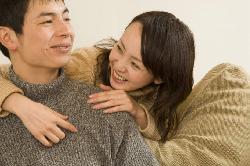 东方人,两个人,家庭,夫妻,坐,笑,微笑,露齿笑,横图,室内,白天,正面,毛衣,爱情,沙发,亚洲,节日,庆祝,墙,浪漫,依靠,注视,黄种人,文化,相视,墙壁,墙面,观察,看,靠,靠着,庆典,温暖,温馨,一家人,面对面,恋人,观看,纪念,对视,和睦,察看,关注,相对,布艺沙发,相看,男人,男性,年轻男性,年轻女性,女人,女性,亚洲人,情侣,坐着,半身,彩图,绒衣,套衫,套头毛衣,线衣,伴侣,融洽