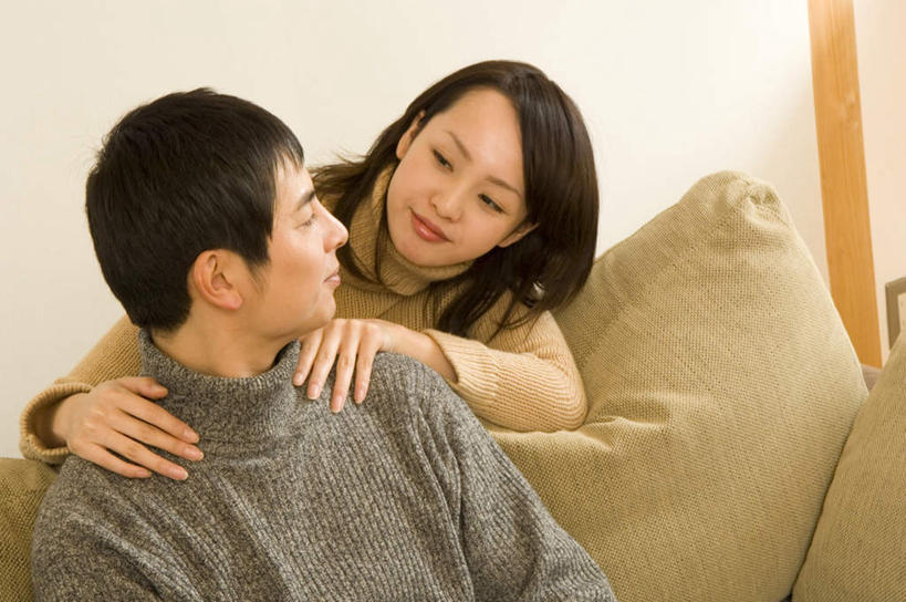 东方人,两个人,家庭,夫妻,坐,笑,微笑,露齿笑,横图,室内,白天,正面,毛衣,爱情,沙发,亚洲,节日,庆祝,墙,浪漫,依靠,注视,黄种人,文化,相视,墙壁,墙面,观察,看,靠,靠着,庆典,温暖,温馨,一家人,面对面,恋人,观看,纪念,对视,和睦,察看,关注,相对,布艺沙发,相看,男人,男性,年轻男性,年轻女性,女人,女性,亚洲人,情侣,坐着,半身,彩图,绒衣,套衫,套头毛衣,线衣,伴侣,融洽