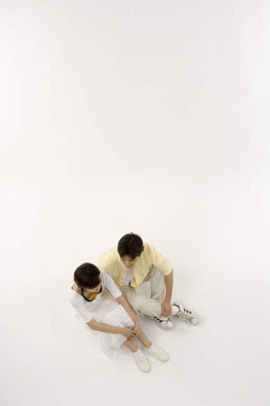 东方人,两个人,夫妻,坐,说,竖图,俯视,室内,白天,白色背景,裙子,T恤衫,爱情,亚洲,连衣裙,服装,浪漫,T恤,依靠,休闲装,黄种人,衣服,靠,靠着,休闲,温暖,温馨,休闲服,恋人,摄影,服饰,影棚,半身裙,吊带裙,和睦,交流,男人,男性,年轻男性,年轻女性,女人,女性,亚洲人,情侣,沟通,讲话,交谈,说话,谈话,坐着,彩图,高角度拍摄,全身,影棚拍摄,拍摄,伴侣,融洽