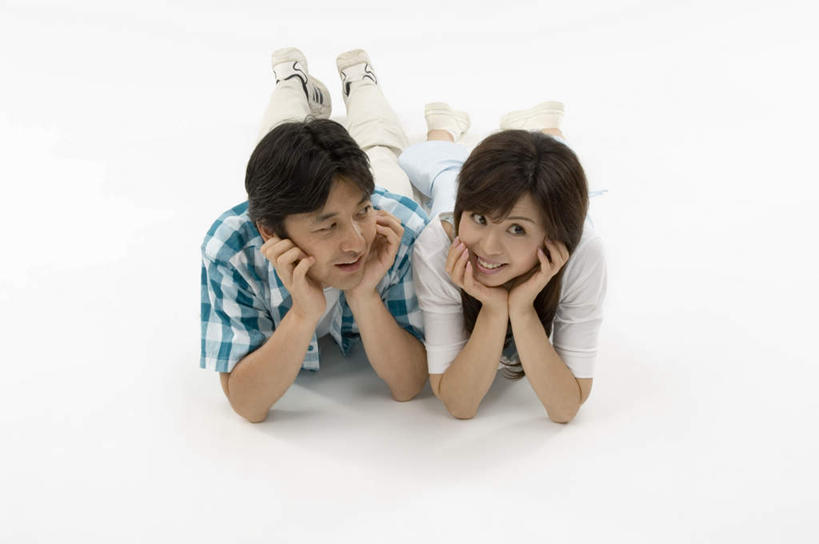 东方人,两个人,夫妻,笑,微笑,露齿笑,横图,俯视,室内,白天,白色背景,T恤衫,爱情,亚洲,撑,服装,浪漫,T恤,托腮,注视,休闲装,黄种人,衣服,观察,看,趴着,托,休闲,温暖,温馨,休闲服,恋人,摄影,服饰,影棚,观看,和睦,察看,关注,托下巴,男人,男性,年轻男性,年轻女性,女人,女性,亚洲人,情侣,趴,彩图,高角度拍摄,全身,影棚拍摄,拍摄,伴侣,融洽