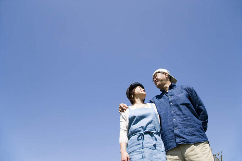 东方人,两个人,夫妻,站,笑,说,微笑,露齿笑,横图,室外,白天,仰视,爱情,帽子,亚洲,服装,围裙,浪漫,依靠,注视,休闲装,黄种人,相视,衣服,蓝色,蓝天,天空,遮阳帽,天,观察,看,靠,靠着,站着,休闲,温暖,温馨,面对面,休闲服,恩爱,恋人,服饰,晴朗,观看,对视,和睦,察看,关注,相对,万里无云,相看,交流,男人,男性,女人,女性,中年男性,中年女性,亚洲人,情侣,晴空,晴空万里,沟通,讲话,交谈,说话,谈话,站立,半身,彩图,低角度拍摄,伴侣,融洽