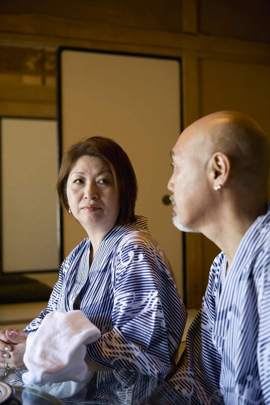 东方人,胡须,秃头,两个人,夫妻,坐,竖图,室内,白天,侧面,民族服装,爱情,门,亚洲,握,和服,纺织物,浪漫,拿,拿着,黄种人,毛巾,门框,清洁,温暖,温馨,恩爱,握着,恋人,服饰,保暖,和睦,透气,防水,吴服,唐草,唐花,唐锦,储水,耐磨,吸水,老年男性,老年女性,男人,男性,女人,女性,亚洲人,山羊胡,胡子,情侣,坐着,半身,彩图,传统服装,民俗服,伴侣,融洽