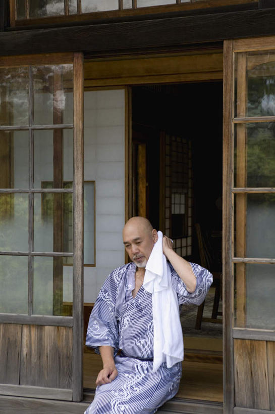 东方人,一个人,家,坐,竖图,室内,白天,正面,民族服装,窗户,落地窗,门,亚洲,仅一个男性,仅一个人,握,和服,纺织物,房屋,屋子,拿,拿着,黄种人,楼房,玻璃窗,住宅,毛巾,门框,清洁,仅一个老年男性,擦拭,握着,服饰,保暖,透气,防水,吴服,唐草,唐花,唐锦,储水,耐磨,吸水,老年男性,男人,男性,亚洲人,坐着,半身,彩图,传统服装,民俗服,房子