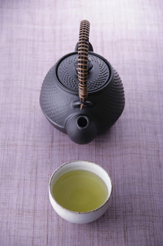 无人,竖图,俯视,室内,特写,白天,水,雾,桌子,杯子,沸腾,蒸汽,瓷器,壶,液体,热气,水滴,茶道,陶瓷制品,水蒸气,文化,饮食,水壶,桌布,饮料,一个,绿色,黑色,茶壶,容器,单个,茶艺,瓷杯,蒸发,茶杯,台面,彩图,高角度拍摄,传统文化