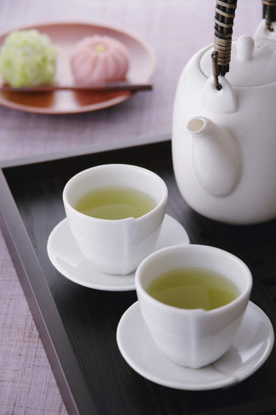 点心,无人,竖图,俯视,室内,特写,白天,幸福,水,雾,茶,桌子,杯子,沸腾,蒸汽,瓷器,碟子,液体,热气,水滴,茶道,茶叶,食品,甜点,甜品,陶瓷制品,水蒸气,餐盘,文化,娱乐,饮食,水壶,桌布,食物,糕点,饮料,两个,一个,绿色,白色,茶壶,甜食,享受,休闲,温馨,放松,乐趣,单个,茶艺,提神,舒适,瓷杯,醒脑,蒸发,茶杯,台面,彩图,高角度拍摄,传统文化