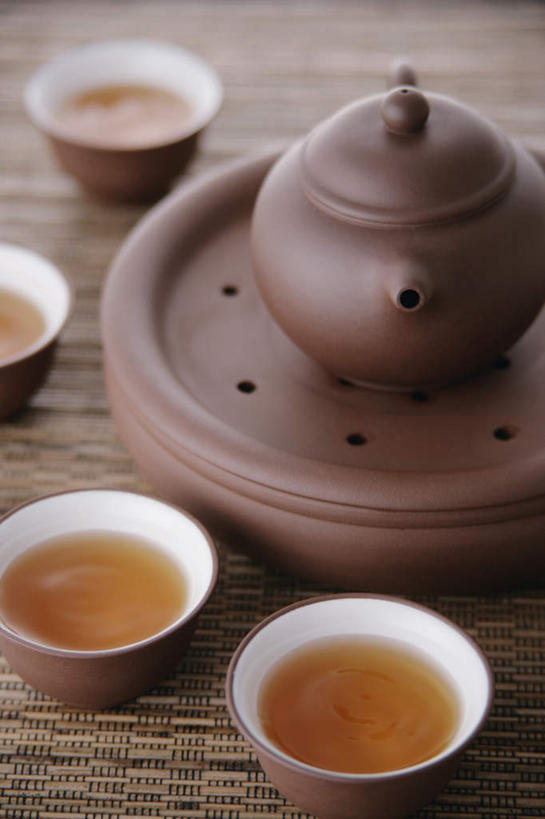 无人,竖图,俯视,室内,特写,白天,幸福,水,雾,茶,桌子,杯子,许多,沸腾,蒸汽,瓷器,碟子,液体,热气,水滴,茶道,茶叶,陶瓷制品,水蒸气,文化,娱乐,饮食,水壶,桌布,饮料,一个,红色,茶壶,享受,休闲,温馨,放松,乐趣,单个,茶艺,提神,舒适,瓷杯,醒脑,蒸发,茶杯,台面,彩图,高角度拍摄,传统文化