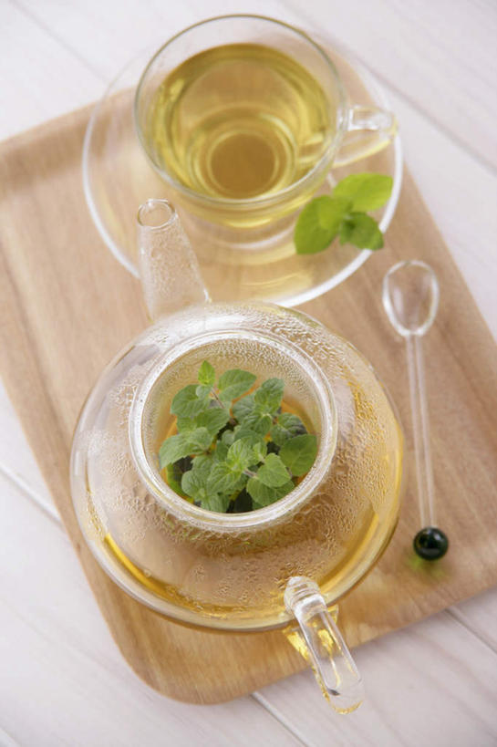 无人,竖图,俯视,室内,特写,白天,幸福,水,雾,茶,桌子,杯子,许多,透明,蒸汽,碟子,液体,勺子,水滴,茶道,茶叶,水蒸气,凉茶,文化,娱乐,饮食,玻璃制品,水壶,饮料,一个,绿色,茶壶,水杯,调羹,汤匙,享受,休闲,温馨,放松,乐趣,单个,茶艺,提神,舒适,醒脑,玻璃杯,台面,彩图,高角度拍摄,传统文化