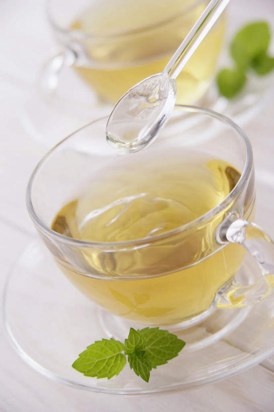 无人,竖图,俯视,室内,特写,白天,幸福,水,雾,茶,桌子,杯子,许多,透明,蒸汽,碟子,液体,勺子,水滴,茶道,茶叶,水蒸气,凉茶,文化,娱乐,饮食,玻璃制品,水壶,饮料,一个,绿色,水杯,调羹,汤匙,享受,休闲,温馨,放松,乐趣,单个,茶艺,提神,舒适,醒脑,玻璃杯,台面,彩图,高角度拍摄,传统文化