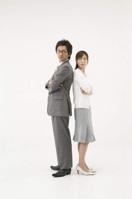 东方人,两个人,同事,商务人士,商务男性,商务女性,站,双手交叉,竖图,室内,白天,白色背景,侧面,衬衫,成功,合作,团队,集体,信心,竞争,亚洲,对抗,套装,沮丧,冲突,注视,黄种人,队伍,观察,看,站着,背对背,摄影,影棚,观看,失望,距离,察看,领导,双手抱胸,伤心,成就,对立,关注,矛盾,反向,商务装,合伙,领袖,工薪阶层,背道而驰,相反,相左,隔阂,敌对,挫败,斗争,抗拒,抗衡,男人,男性,年轻男性,年轻女性,女人,女性,亚洲人,白领,上班族,站立,彩图,全身,影棚拍摄,衬衣,拍摄