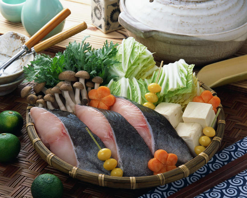 海鲜,豆腐,无人,交叉,横图,俯视,室内,特写,白天,桌面,桌子,竹子,柠檬,蔬菜,水果,阴影,竹制,编织,光线,木制,鱼,篮子,影子,肉,鱼肉,水产,肉类,鱼类,海洋生物,木制品,竹篮,竹条,交织,竹制品,豆制品,水生动物,海产品,水生物,肉食,海底动物,鳕鱼,鳘鱼,穿插,南极美露鳕,益母果,柠果,彩图,高角度拍摄